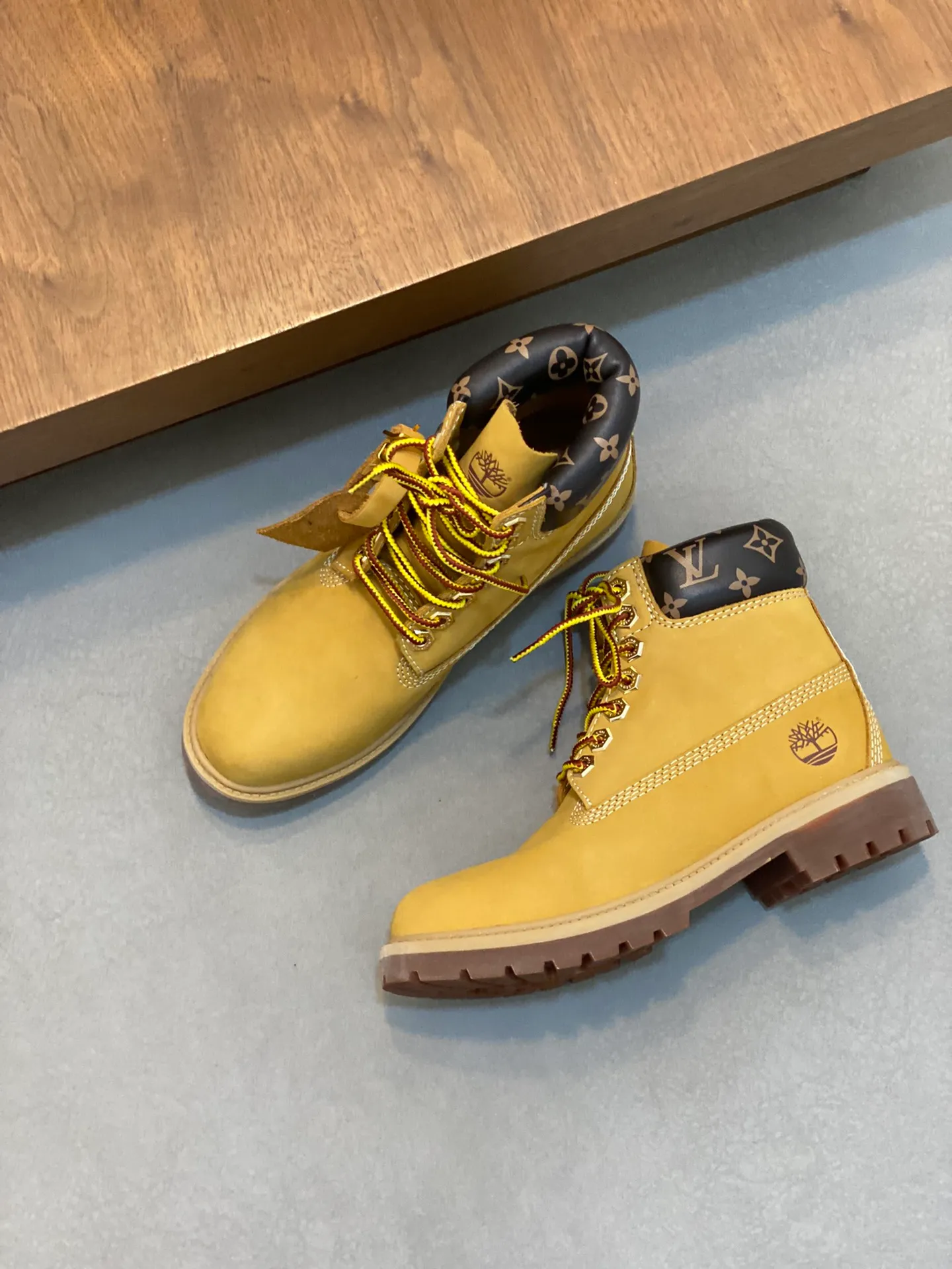 Men's shoes 💰💰760 Loui* Vuitto* x Timberlan* co-branded presbyopic rhubarb boots, ankle boots, short boots, LV x Timberland ankle boots are made of Monogram embossed waterproof nubuck cow leather, relying on the brand's exquisite craftsmanship to carefully reshape the classic Timberland 6-inch boot shape in Italy, making an eye-catching appearance in American workwear style. Created by Pharrell Williams Men's Fall/Winter 2024 show. The Monogram embossed tongue, original Timberland laces and outsole are exquisite details, the leather label expresses the cooperation logo, and the delivery counter is exquisitely packaged! ▪️Size: Women's 35-40 (customized in 40) ▪️Size: Men's 39-46 (45/46 customized)